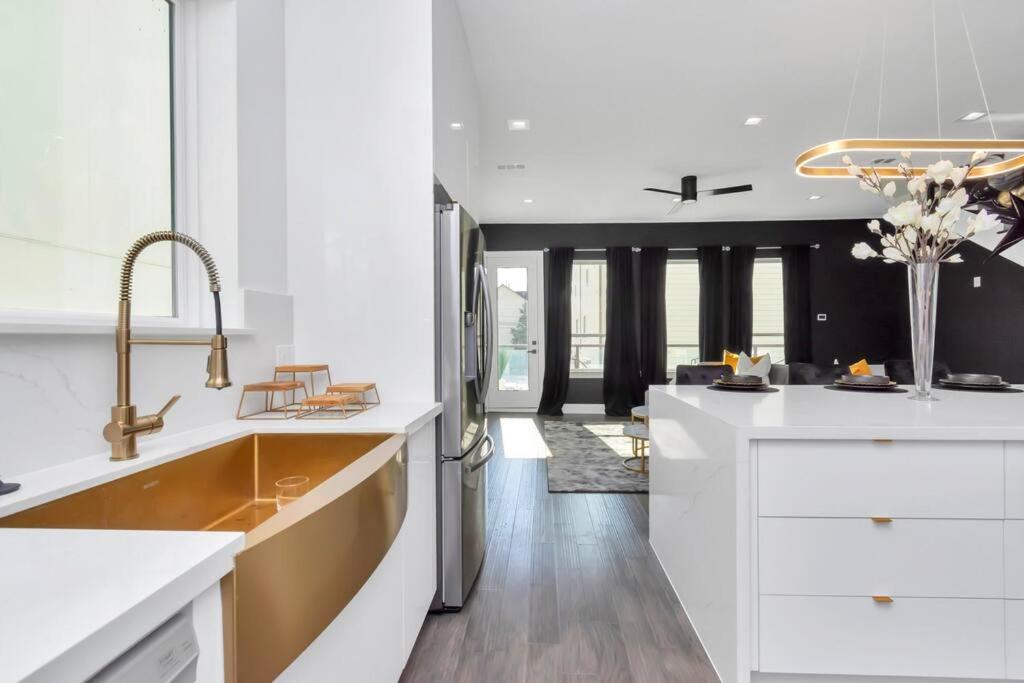 The Suite Spot! Downtown Skyline Views! Sleeps 12 ฮูสตัน ภายนอก รูปภาพ