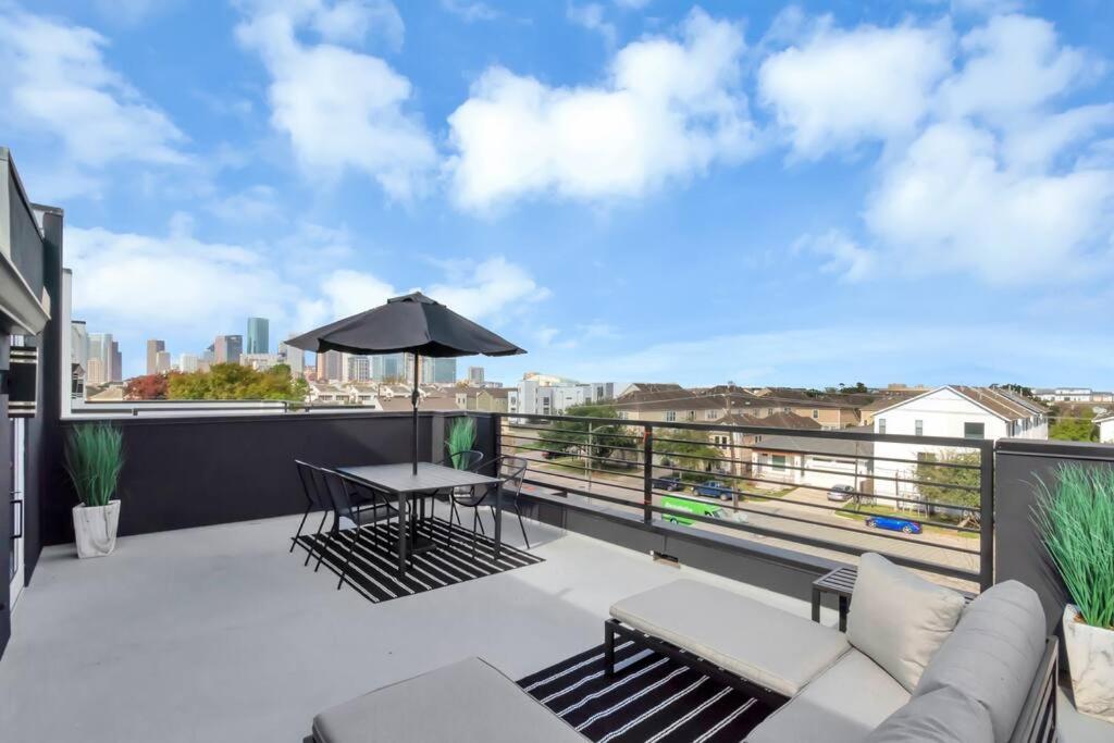 The Suite Spot! Downtown Skyline Views! Sleeps 12 ฮูสตัน ภายนอก รูปภาพ
