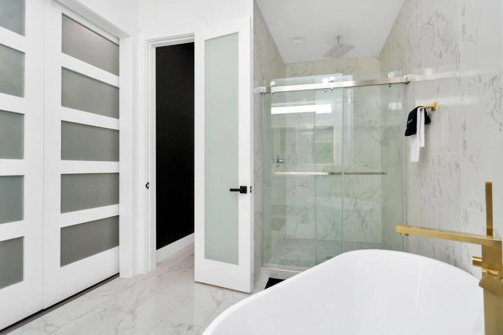 The Suite Spot! Downtown Skyline Views! Sleeps 12 ฮูสตัน ภายนอก รูปภาพ